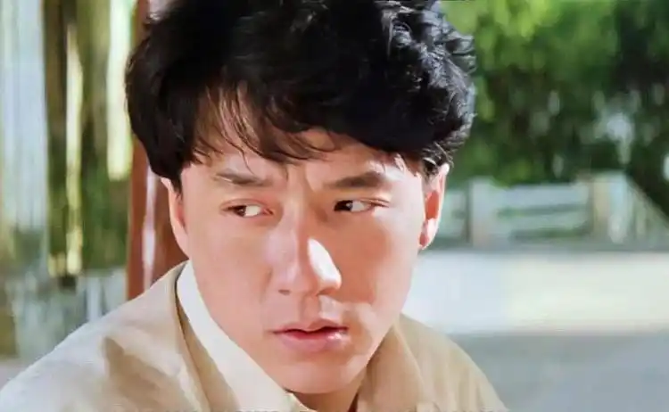 成龙初到香港被骗光了钱,连行李箱都被划破,太年轻了啊