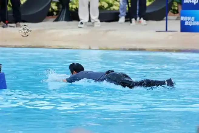 黄明昊《全力以赴的行动派》路透今日份录制综艺落水游泳好乖好可爱玩