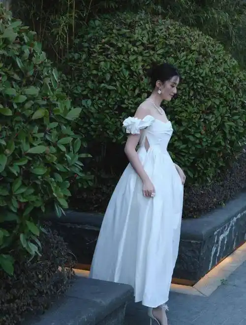 乔欣身穿绚丽"布料"一字肩婚纱拍摄写真,美丽又优雅!