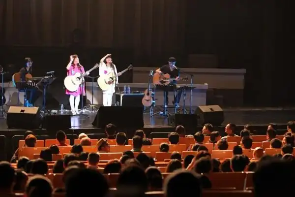 演唱会现场南方二重唱与台下观众互动