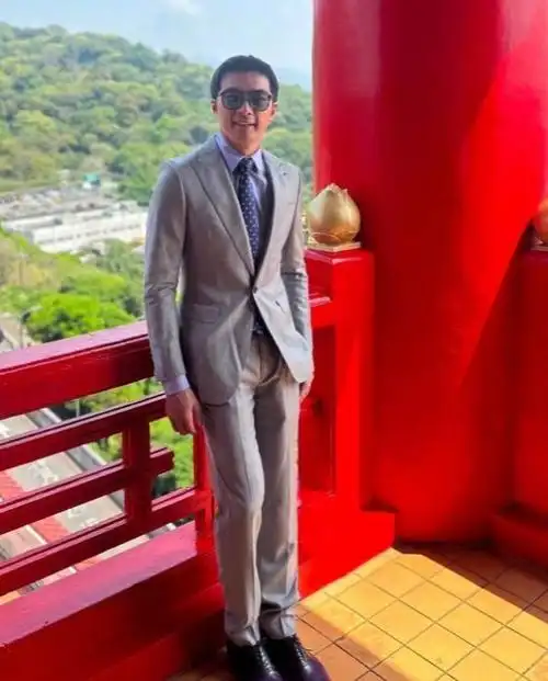 台剧男神贺军翔发布了一则生活动态,39岁的他近照老到认不出,他的背头