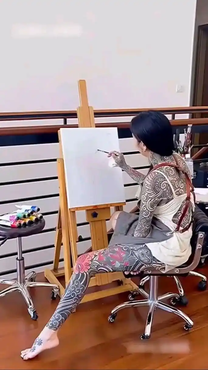 全身纹身小姐姐 现在的小姐姐怎么了 全身纹身有怎么好看吗 反正我是