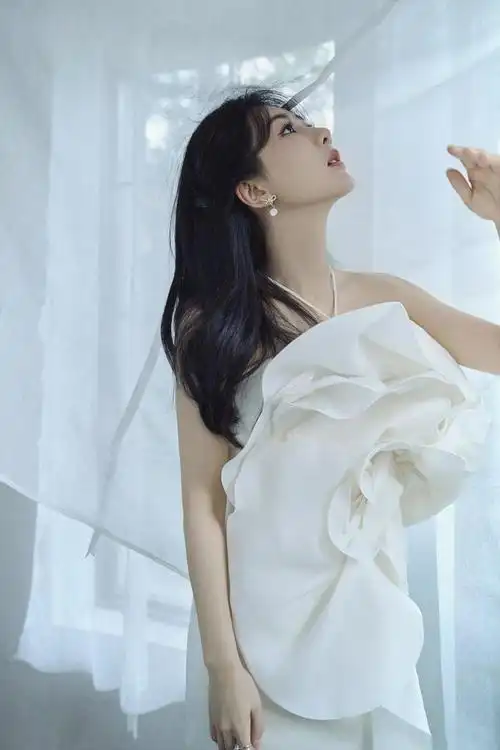 杨紫穿花朵白裙露香肩美腿半扎长发显温柔