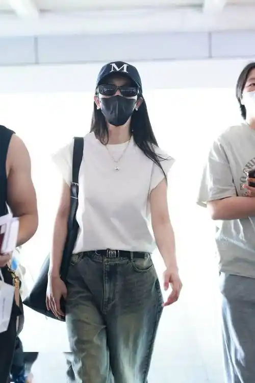 "飞飞袖"t恤正流行!看女明星张俪在机场也这么穿_账号_是一种_鸭舌帽