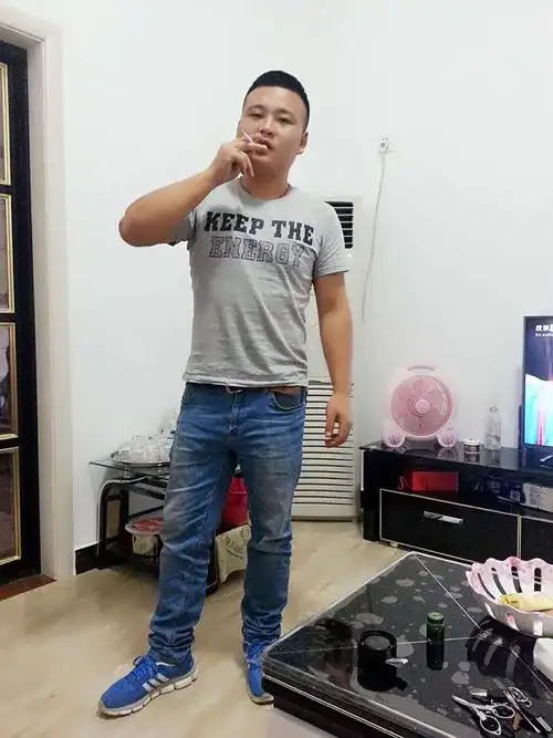 我身高166体重170斤减到了135斤用了7个多月时间,腹肌是有了,但是肚子