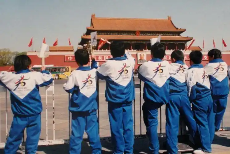 中国"最美校服"进化史,深圳喜提"第1",中山装表示不服气