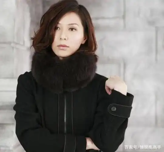 敬业!滕丽名拍《寻秦记》挺脚伤坐轮椅开工,老公回应却阴阳怪气