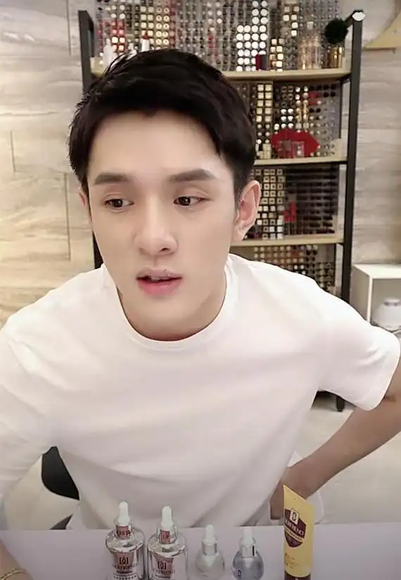 李佳琦说这款说这款精华主要针对熬夜每天面对电脑工作皮肤暗沉的人群