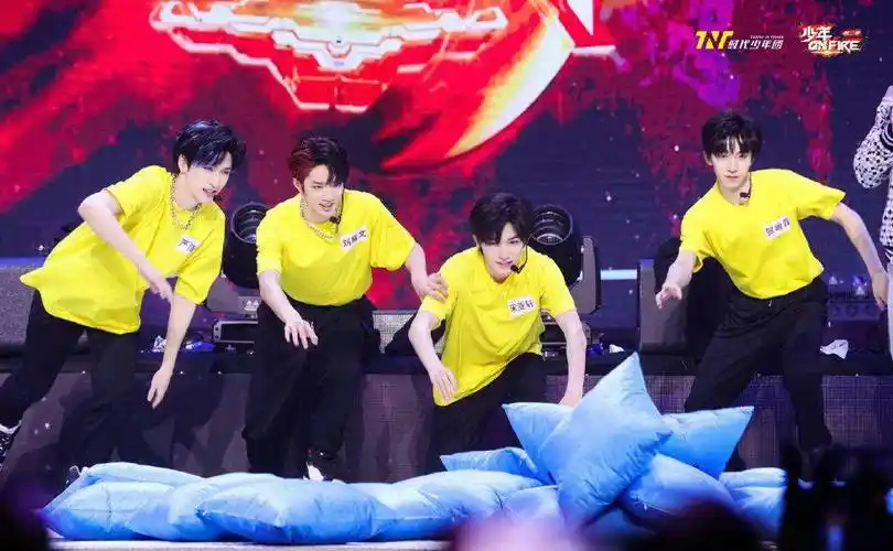 王俊凯与宋亚轩乘坐同一航班回京,两人都戴了渔夫帽,傻傻分不清_活动