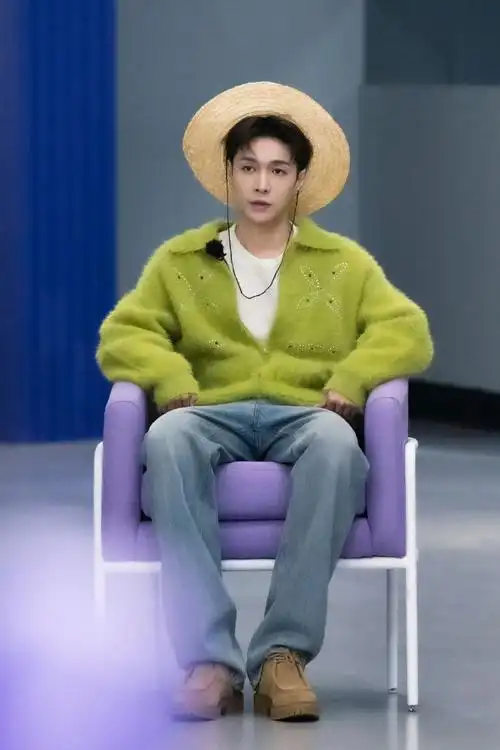 张艺兴[超话]#  240509 张艺兴综艺节目更新图片7p    扇动翅膀,与