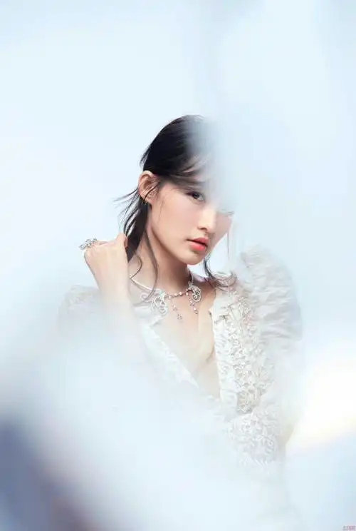 李沁登《时尚芭莎》12月下,一组幻影风格珠宝大片曝光.