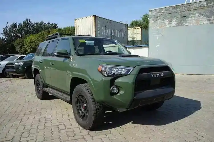 丰田超霸越野车还得是军绿色霸气