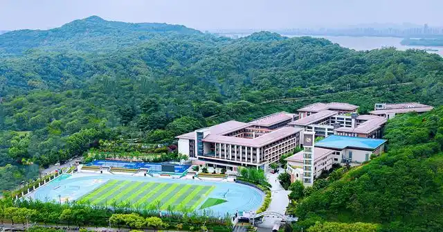 2022年金秋时节,江苏省南京市燕子矶中学将迎来70周年华诞.