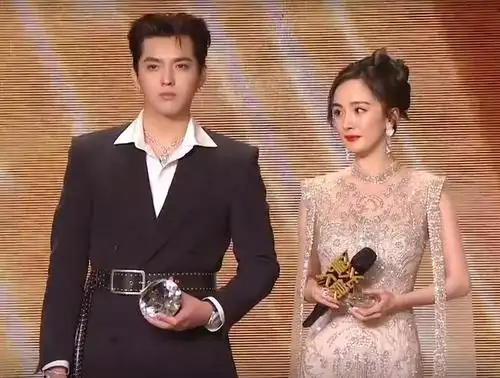 荧幕情侣都站一起,唯独这对被拆cp|迪丽热巴|吴亦凡|星光大赏_新浪