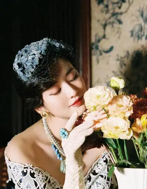 乔欣30岁生日大片像极了复古油画千金