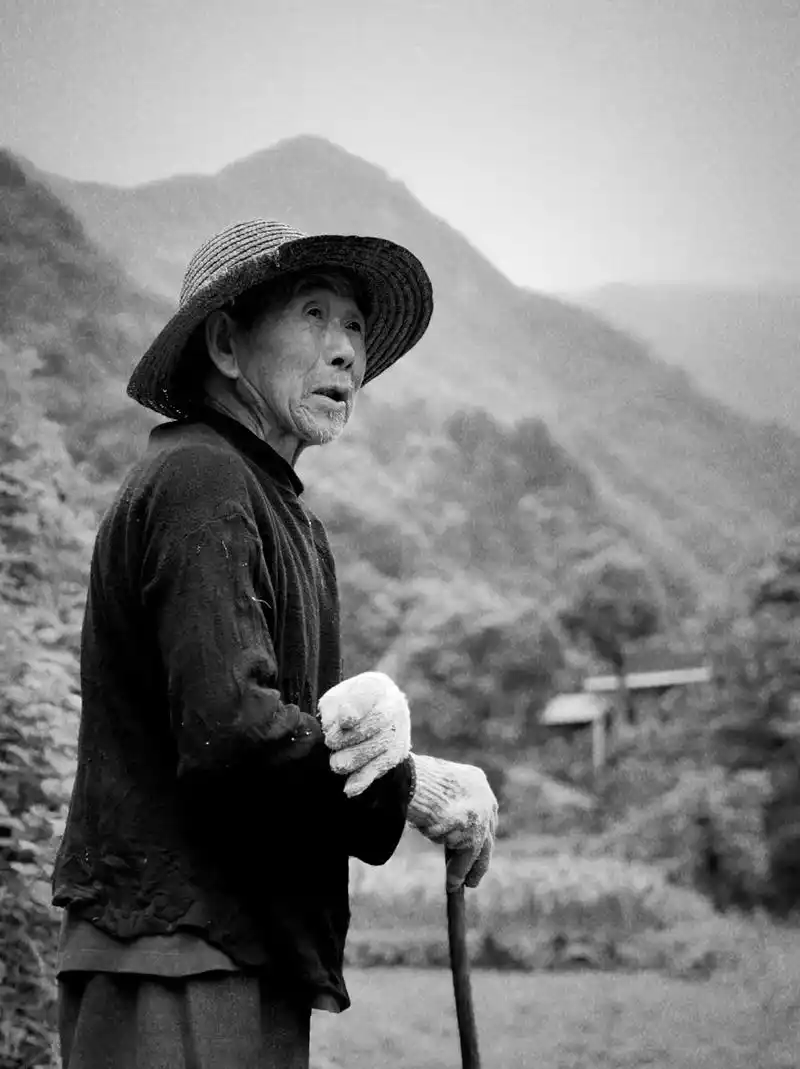 留守老人黑白照片