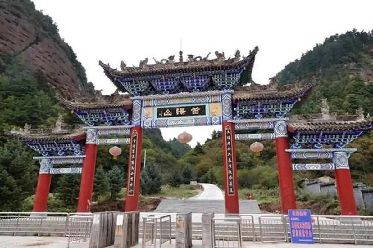 首阳山与莲峰山遥相呼应,位于渭源县城东南30公里处,因列群峰之首