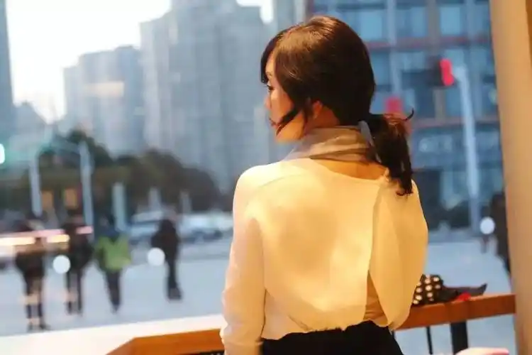 还在穿基本款白衬衫吗?换上这些设计款"聊骚"春天吧!