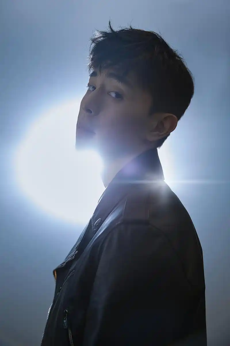 郭敬明版《阴阳师》今日终于官宣,邓伦饰演博雅的概念海报同时发布,酷