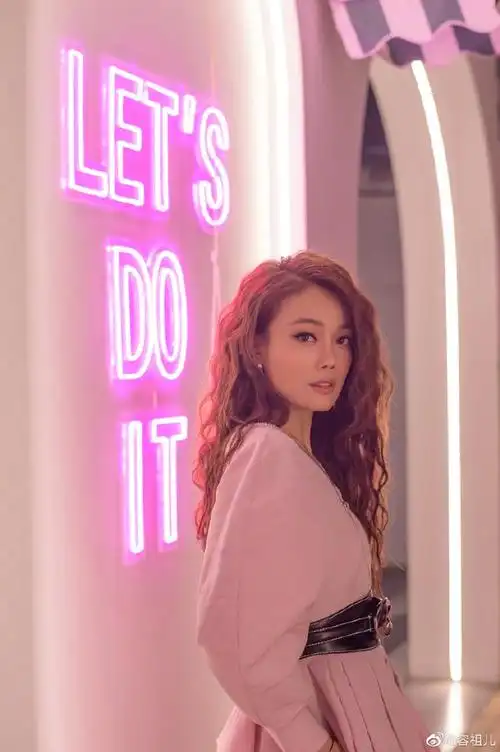 组图容祖儿衣帽间自拍大片曝光粉裙波浪卷发俏皮可爱