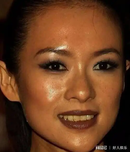 董卿卸妆后,又黄又糙的皮肤没有神的眼睛,瞬间老了十几岁.