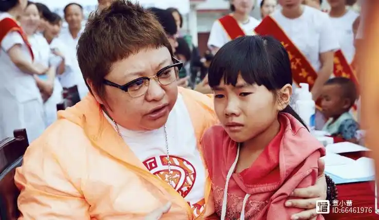 韩红也能瘦出尖下巴她最多减重40斤衣服显松垮心疼她