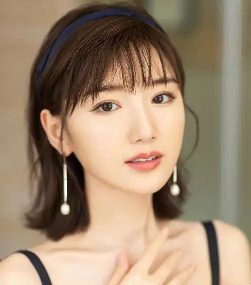 毛晓彤有气质,看到郭采洁:还是那就这样_明星发型_发藏网