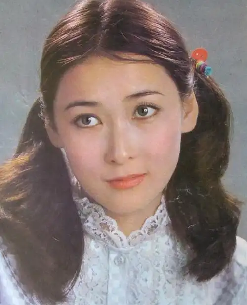 广东人,60年代初生于北京,从小喜爱文艺,1980年考入广东电视台演员剧