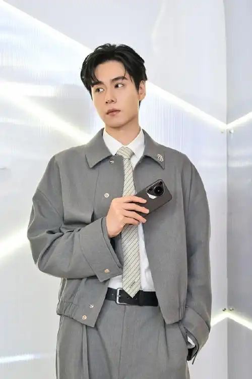 无疑是今晚举行的华为pura70锐意风尚之夜,倪妮,何超莲,高伟光,胡一天