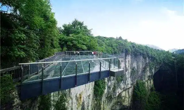 玻璃栈道的"恐怖" 但是,也许你不知道的是 在重庆武隆天生三硚还有