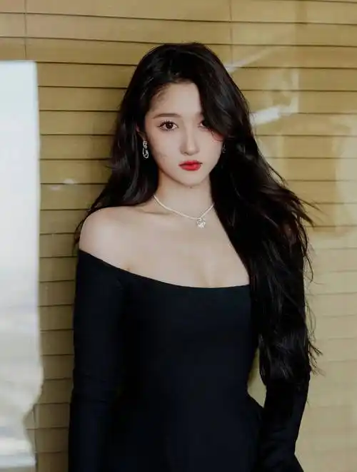 关晓彤小黑裙展示优越大长腿,睡衣趴性感又可爱_黑色_漂亮_比例