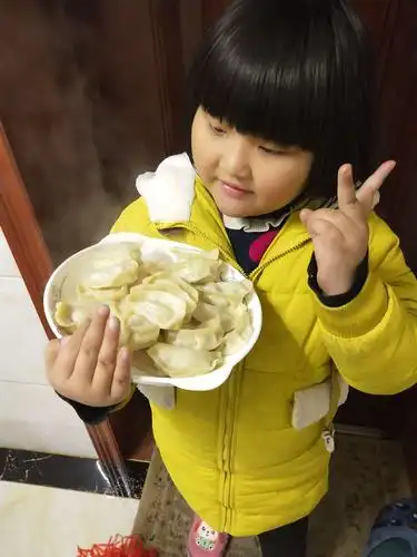 冬至有吃饺子的习俗,今天和孩子一起来包美味的饺子.