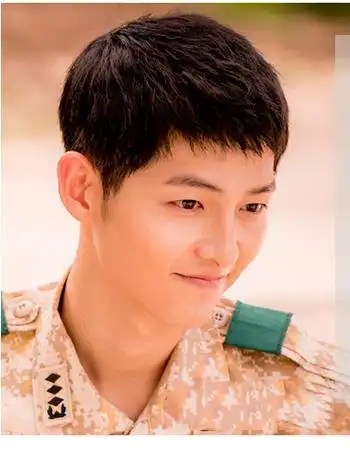 男神宋仲基帅气发型一:这款发型很多男生都喜欢,一头乌黑的黑色短发