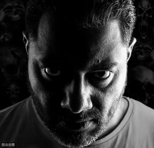 脾气暴躁的男人往往易怒,往往一点小事就能点燃他们的怒火.