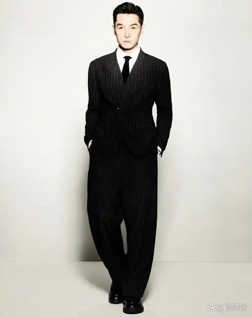 胡歌 2024秋冬大片,黑色条纹西装套装 灰色条纹西装套装 黑色丝绒西装