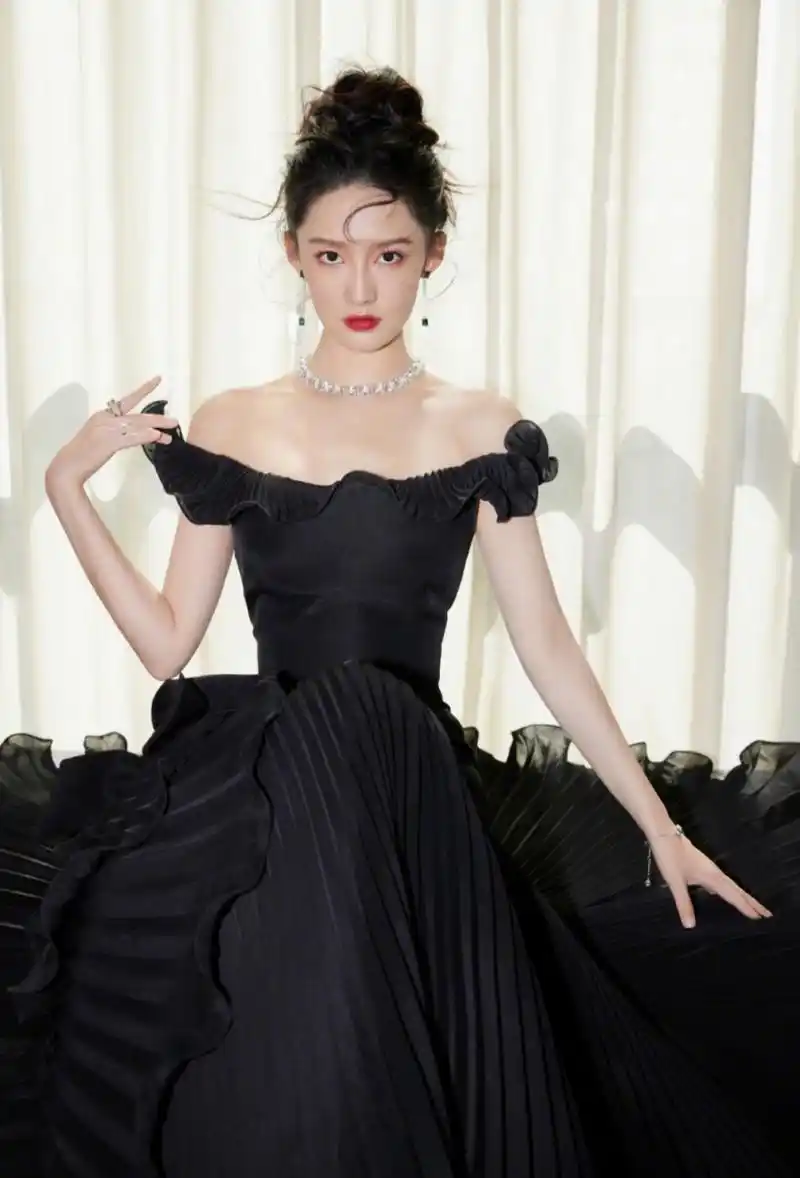 李沁一袭黑色晚礼服,惊艳时光,美丽的黑天鹅#明星娱乐时尚