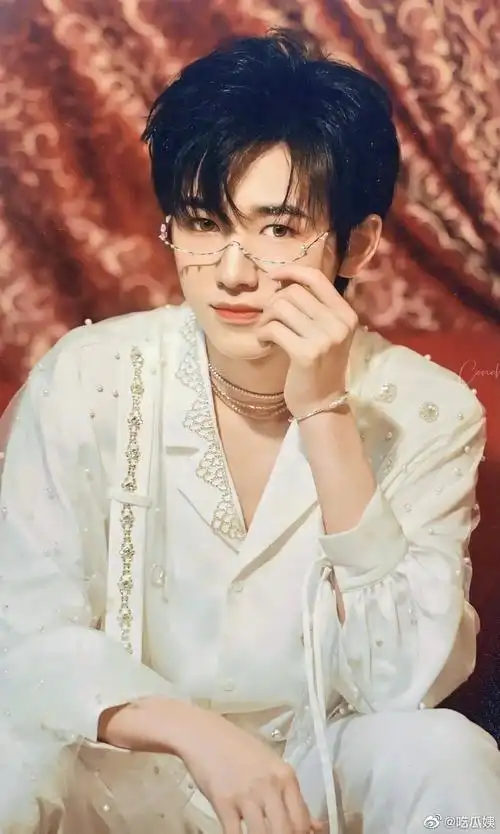 眼镜杀小合集,你们觉得宋亚轩戴眼镜造型如何~_高清图集_新浪网