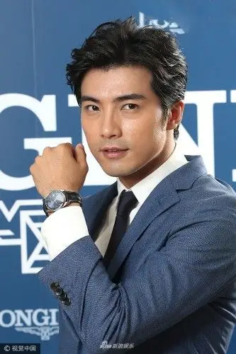 新浪娱乐讯 8月9日,帅气奶爸贺军翔现身台北出席某活动,身着蓝色西装