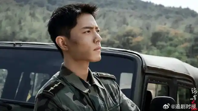 肖战顾一野怼脸侧颜#来啦来啦,是没见过的顾一野,军装侧颜怼脸,意气