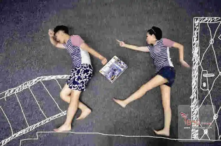 躺在地上的婚纱照怎么摆姿势动作 5款有创意的躺地面情侣装婚纱照pose