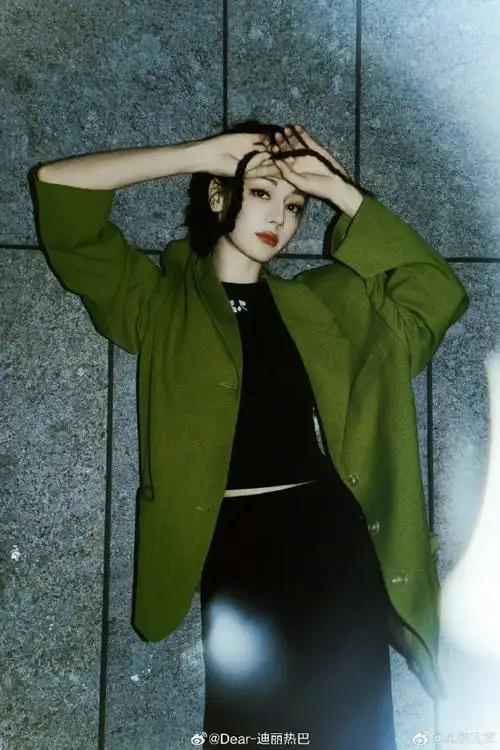 休闲风格搭配阔肩绿意外套 质感十足  请接受来自热巴的街拍大片!