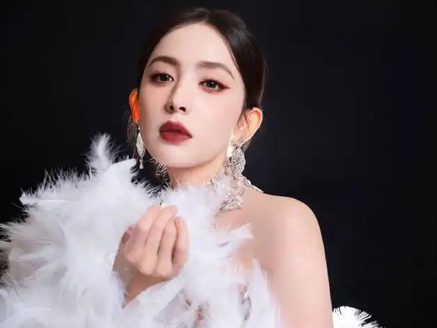 古力娜扎出席vogue时尚盛会身着珍珠羽毛透视裙展现魅力