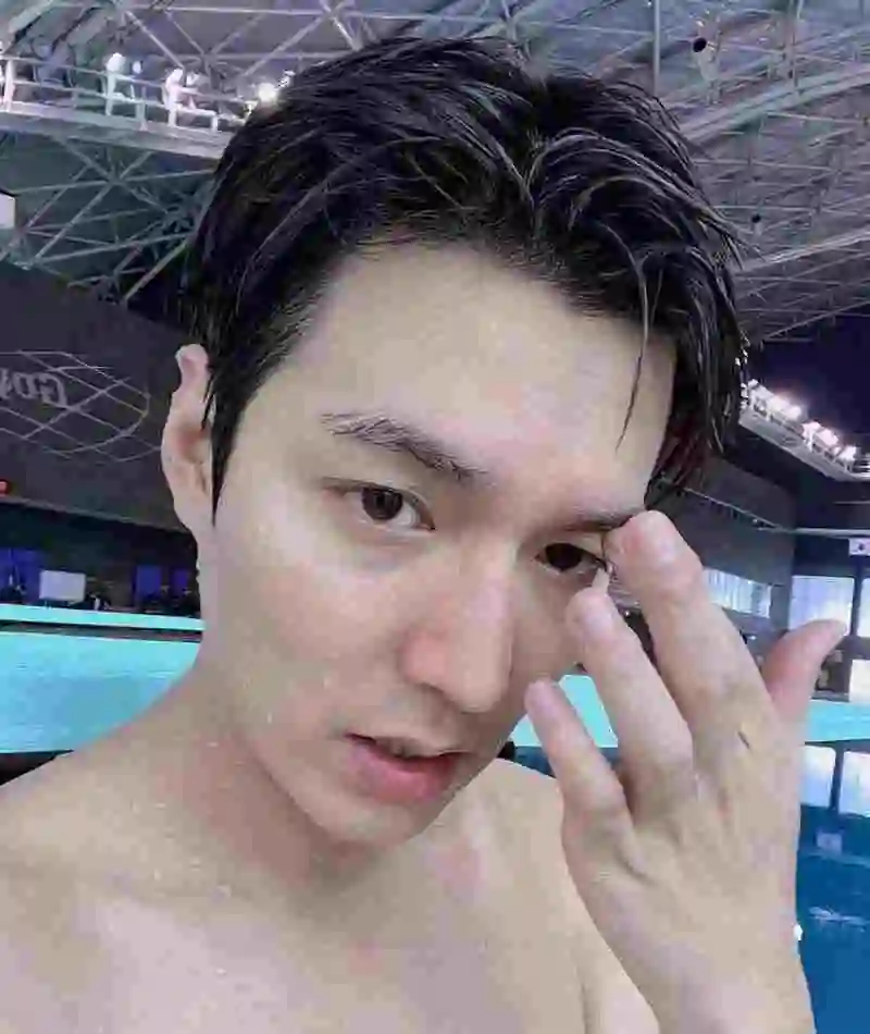 李敏镐变身搞笑男称自己掌握了跳水水花太绚烂被网友调侃在炸鱼