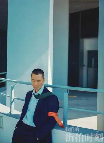 黄立行着劲霸男装毛呢大衣霸道街拍,小伙伴疯狂打call