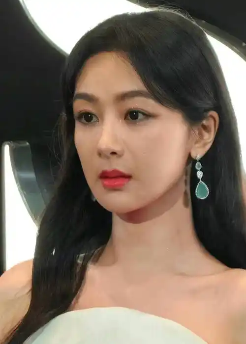 可以说,杨紫尤其像童星一样,在全国范围内都很受欢迎,粉丝的年龄层也