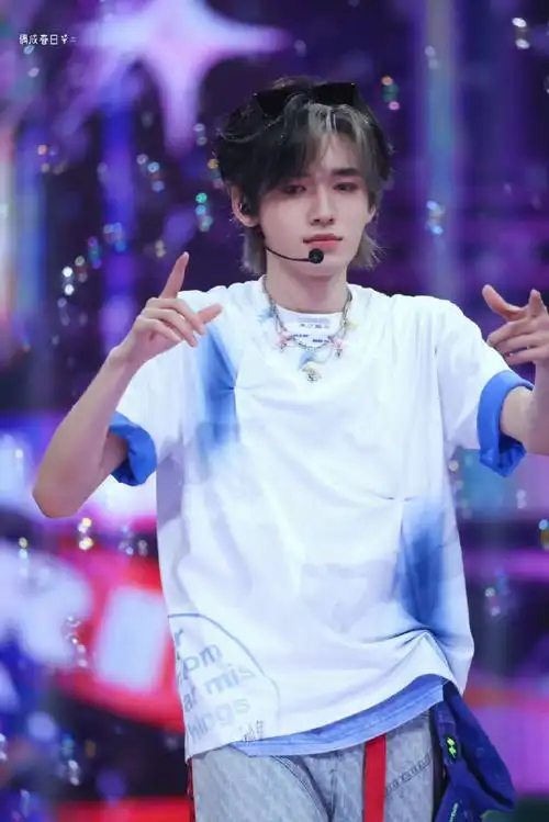 宋亚轩在手心里画了爱心