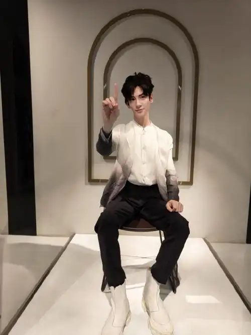 从3月26日起,让我们一起迎接胡一天蜡像的上海首秀,在中国时尚新