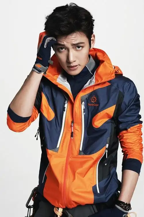 近日,演员河智苑和池昌旭携手为某户外品牌做代言并一同拍摄广告照