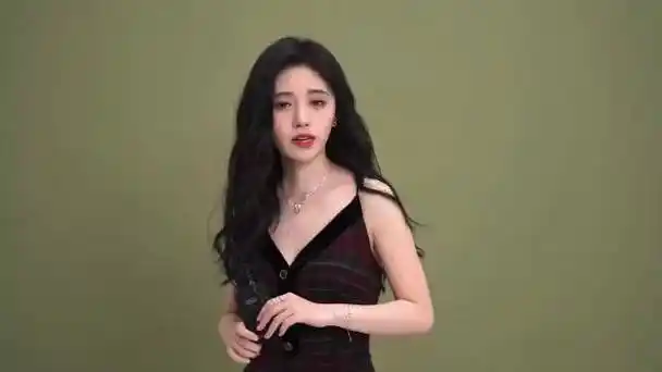 鞠婧祎衣服吊带断了