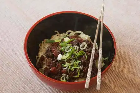 炸酱鸡的背景韩国黑豆酱面蒸炸酱炸酱腌菜炸酱汁鸡